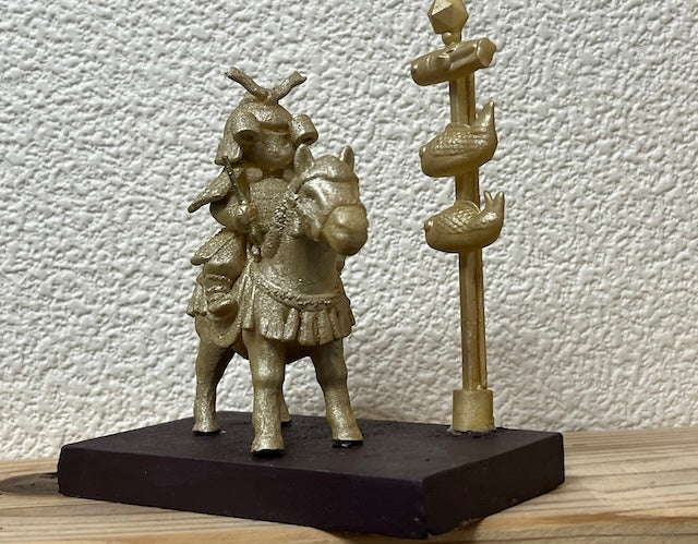 端午の節句 (兜をかぶって馬にまたがる男の子)