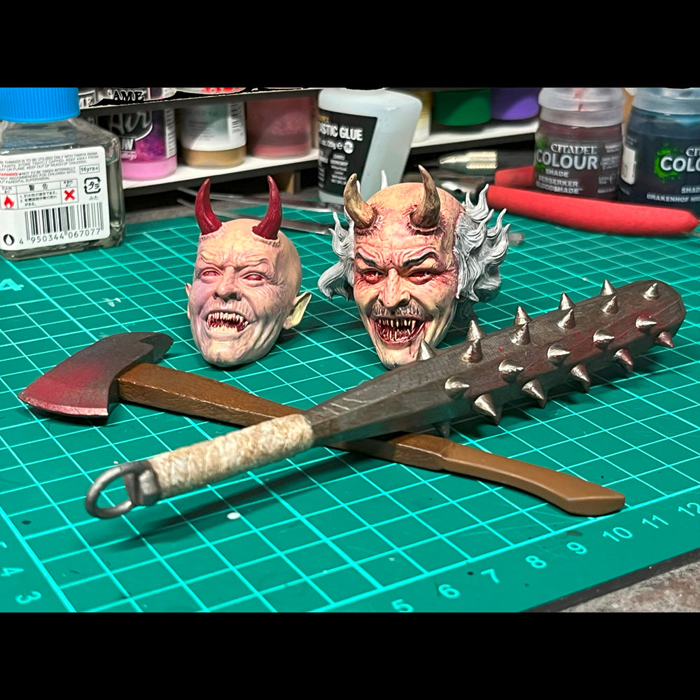 鬼の胸像と頭と武器