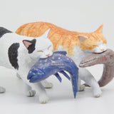 珍しい魚を手に入れた猫(シーラカンス.ラブカ)
